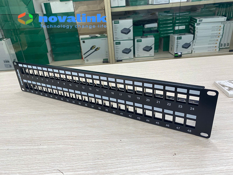 Thanh  Patch panel  48 cổng  Novalink cao cấp  mã CC-06-00064 lắp  nhân cat5, cat6, cat6a, cat7, cat3